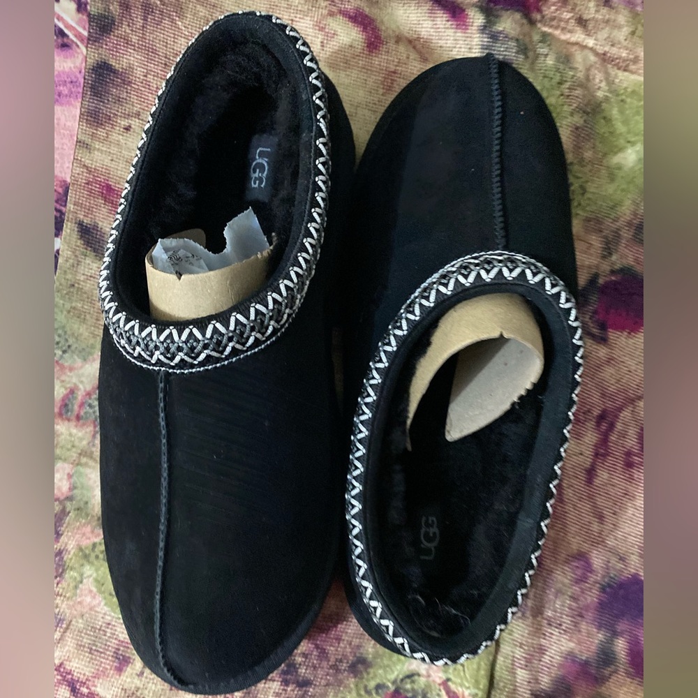 Hello, it is a men's shoe, size 12, new, never used, from the ugg brand. - Picture 2 of 14